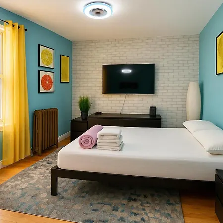 Modern Xl Queen Room Comfort & Character In Harlem